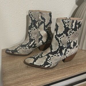 Matisse “Caty” faux rattle snack skin print booties in sz W6.5